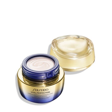 Un pot rond, doré et mauve de crème liftante et raffermissante avancée Shiseido Vital Perfection. Le pot fermé comprend le logo Shiseido,, le nom du produiit, et les mots « Technologie ReNeuralRED ».